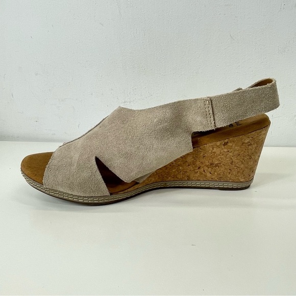 Clarks Helio Float Wedge Sandal in Tan Suede Size 10 Wide - Picture 4 of 13